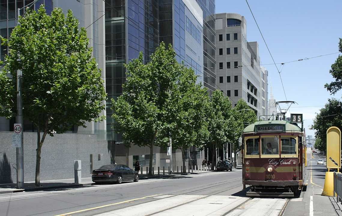 Вот такой транспорт ходит от отеля Hotel Radisson On Flagstaff Gardens