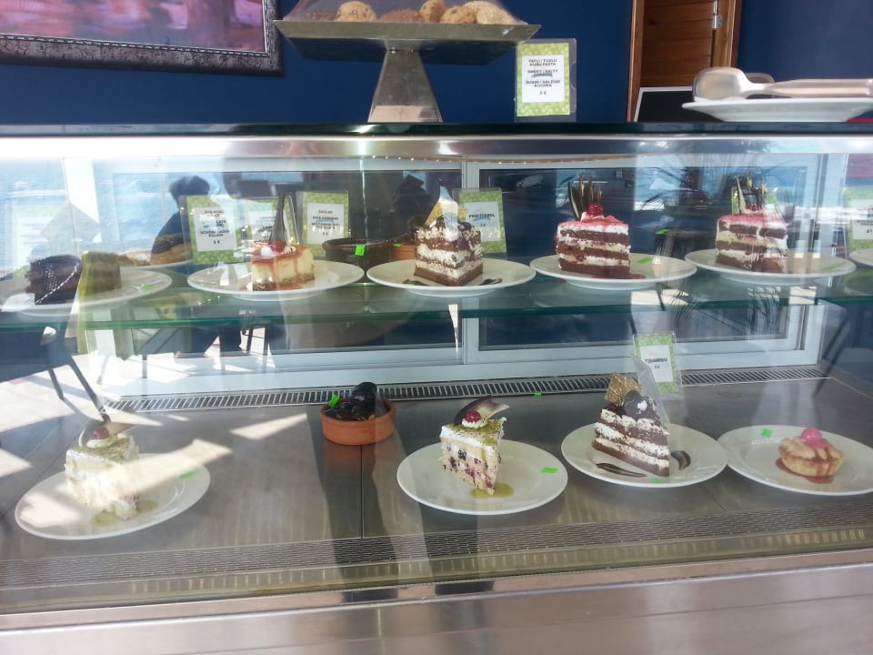 Sahnetorten im Saluna Cafe nicht All-Incl. Salamis Bay Conti Resort Hotel & Casino