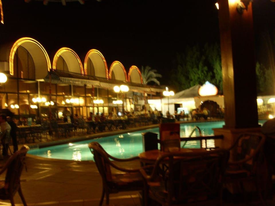 nächtlicher Poolblick JAZ Pyramids Resort