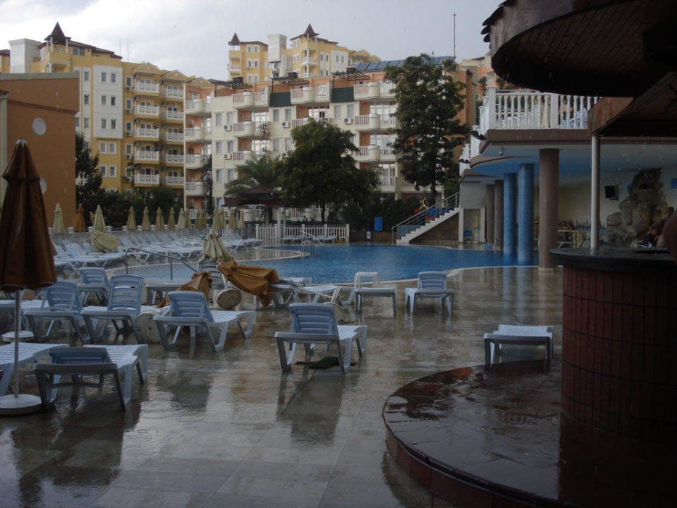 Der Pool im Regen Hotel Club Paradiso