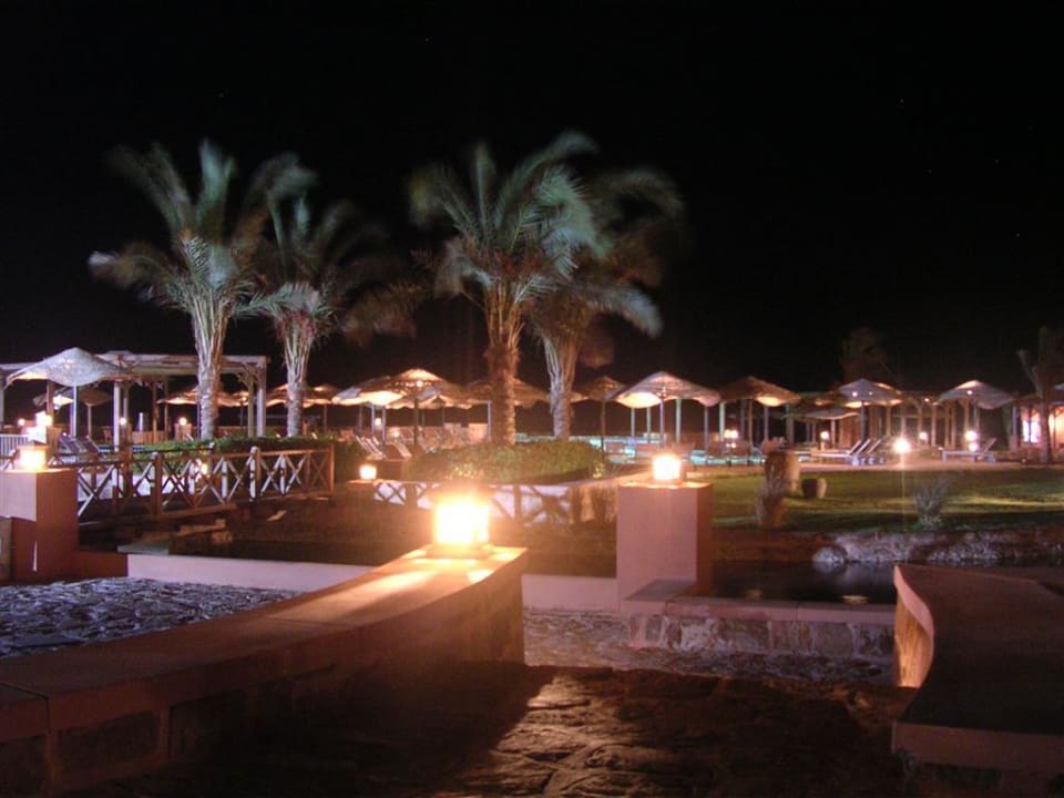 Pool am Abend Radisson Blu Resort, El Quseir