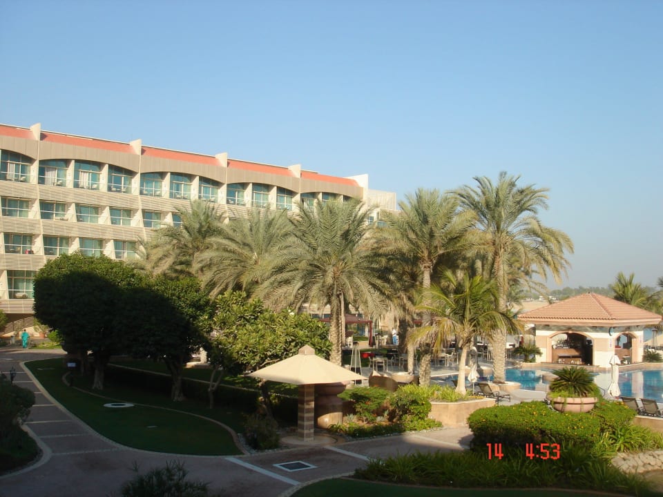 Blick zur Garten-und Poolanalge Al Raha Beach Resort & Spa