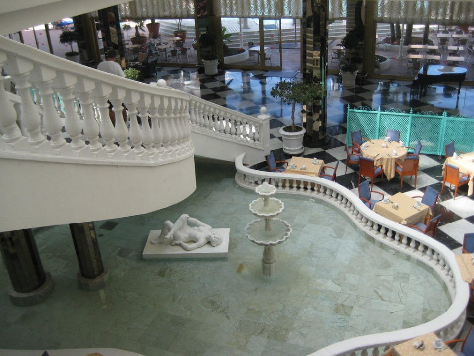 Zum Restaurant Cleopatra mit Eingang z. Poolanlage Hotel Cleopatra Palace