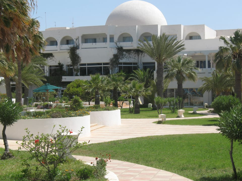 Blick vom Pool auf das Hotel Djerba Plaza Thalasso & Spa