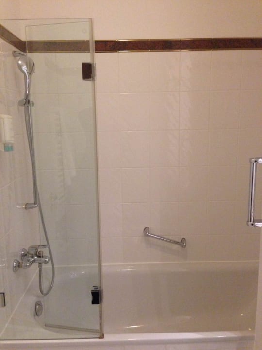 Bad mit Badewanne Steigenberger Hotel Der Sonnenhof