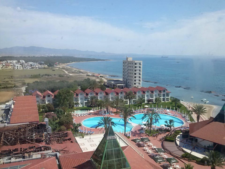 Von links das einstürtzte Dach des ehemaligen Casinos Salamis Bay Conti Resort Hotel & Casino