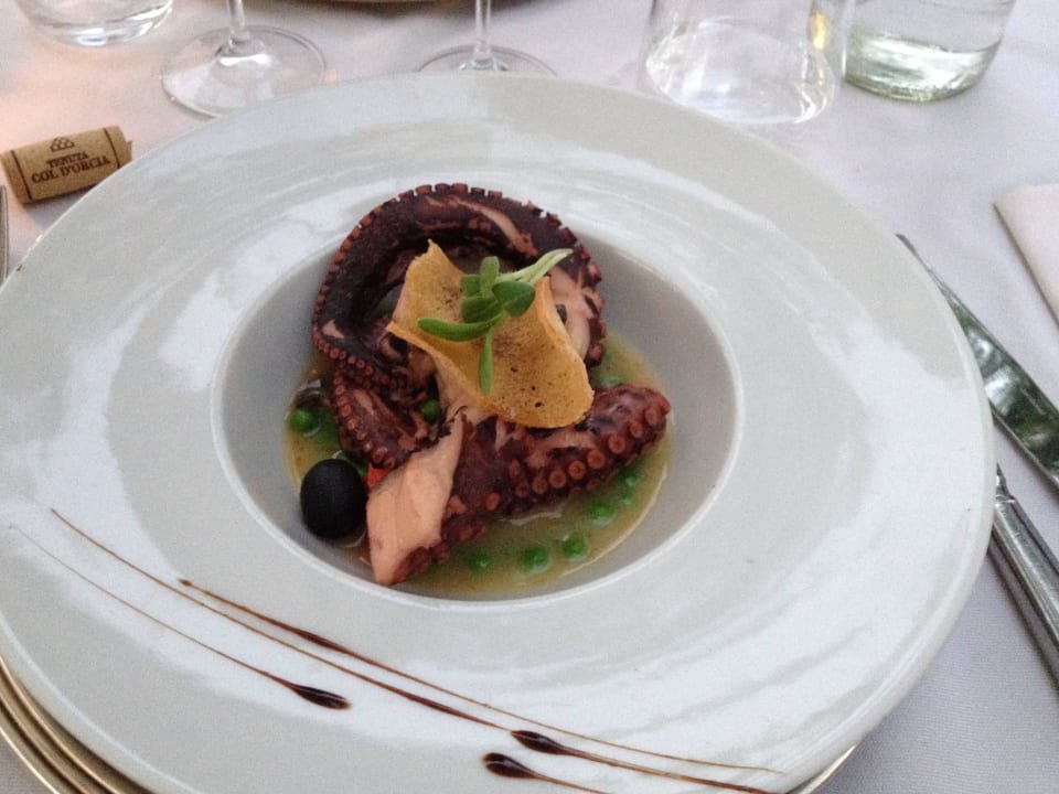 Vorspeise - wird serviert  Hotel Borgo San Luigi