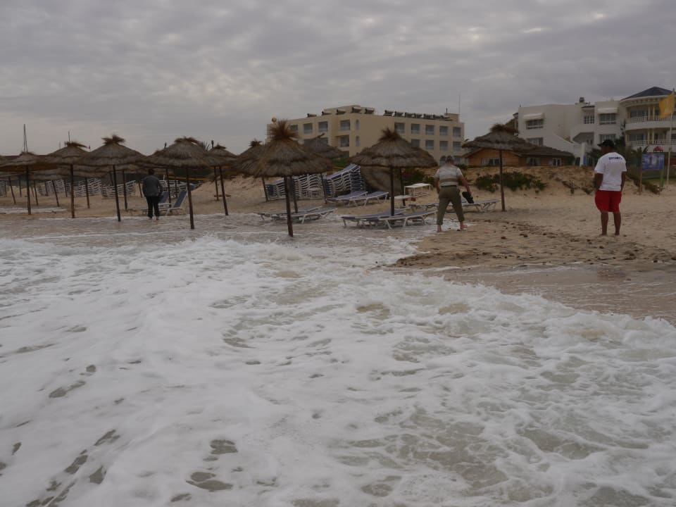 Strand bei Sturm Royal Tulip Taj Sultan
