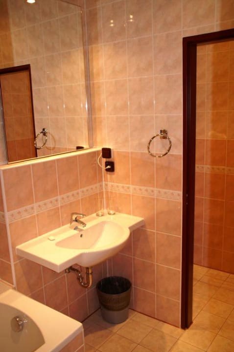 Bad Zimmer 408 Hotel Adria