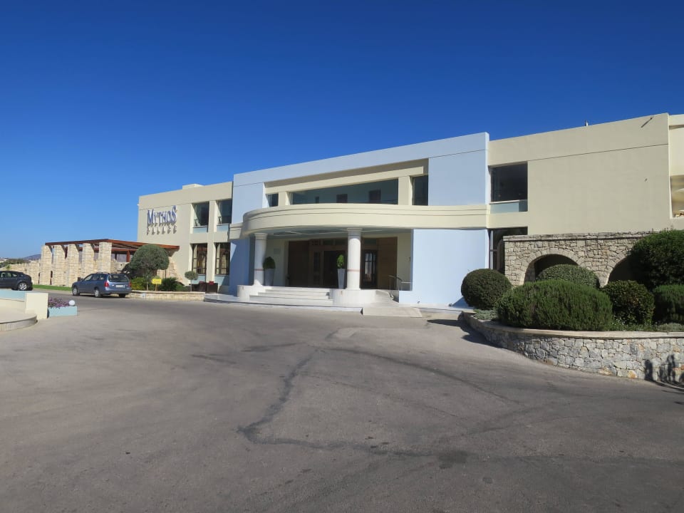 Anlage von der Straße aus Mythos Palace Resort & Spa