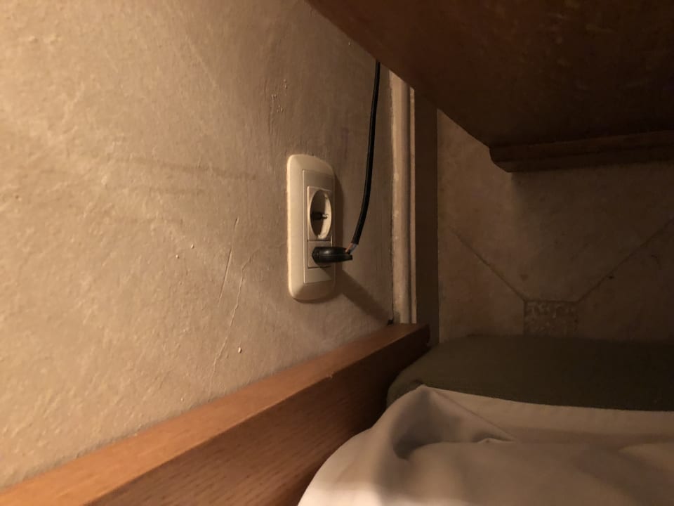 Offenes Kabel zwischen Bett und Nachttisch Makadi Palace
