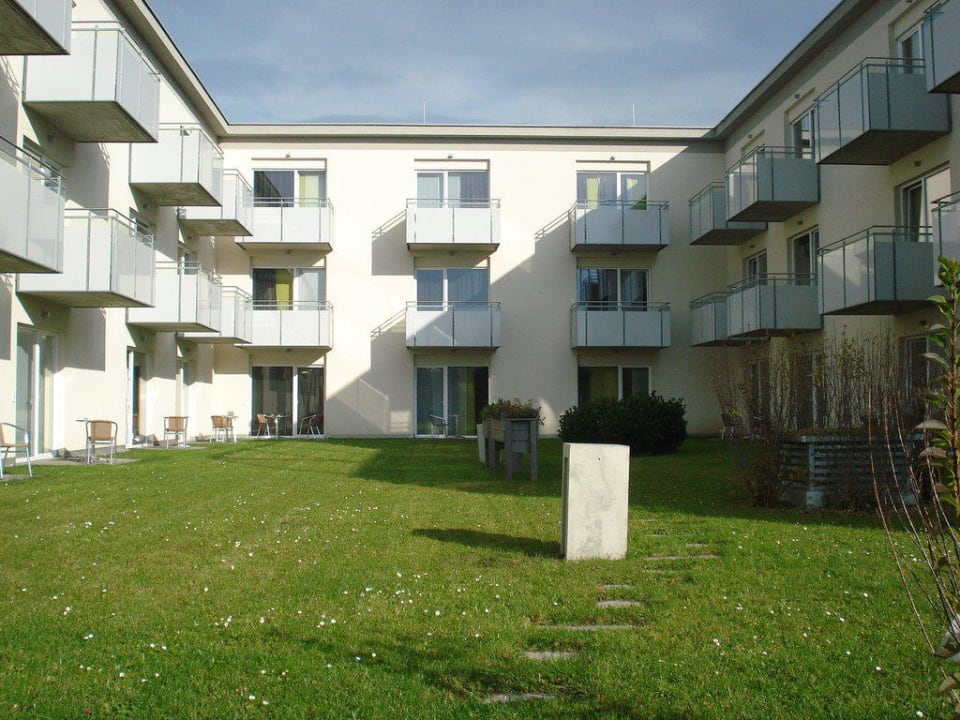 Ruhiger Innenhof öffnet nach Süden Hotel Harry's Home Linz