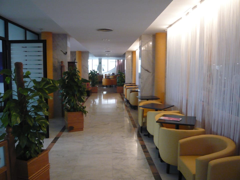 Lounge zur Bar hin Hotel & Spa S'Entrador Playa