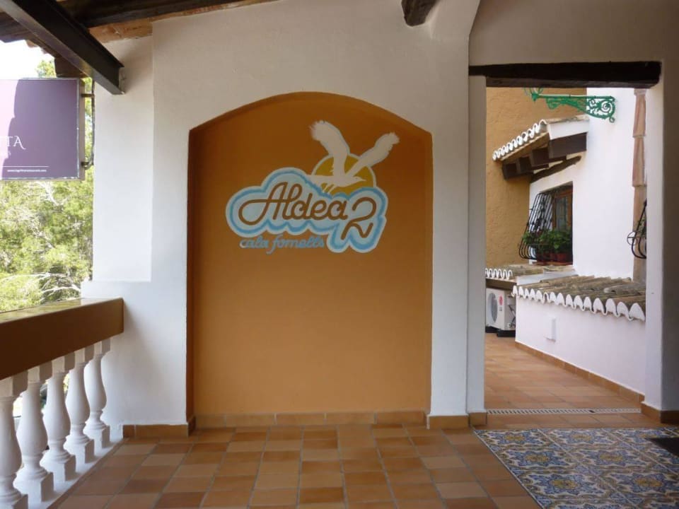 Eingang Hotel Aldea Cala Fornells 2