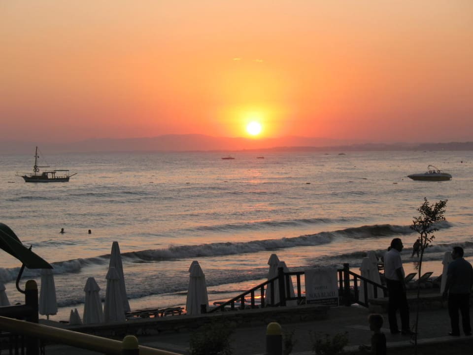 Sonnenuntergang beim Abendessen Clover Magic Nova Beach