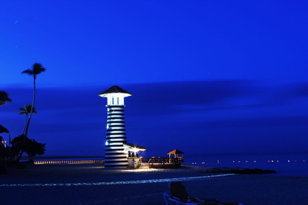 Nachts der Leuchtturm Iberostar Selection Hacienda Dominicus