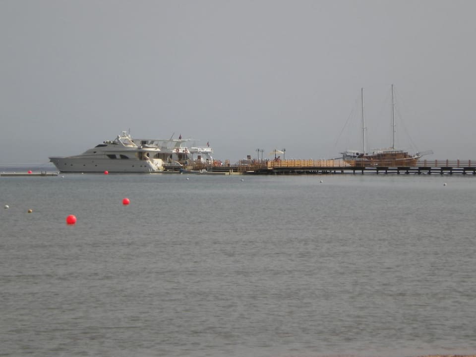 Jetty und verschiedene Schiffe Cleopatra Luxury Resort Makadi Bay