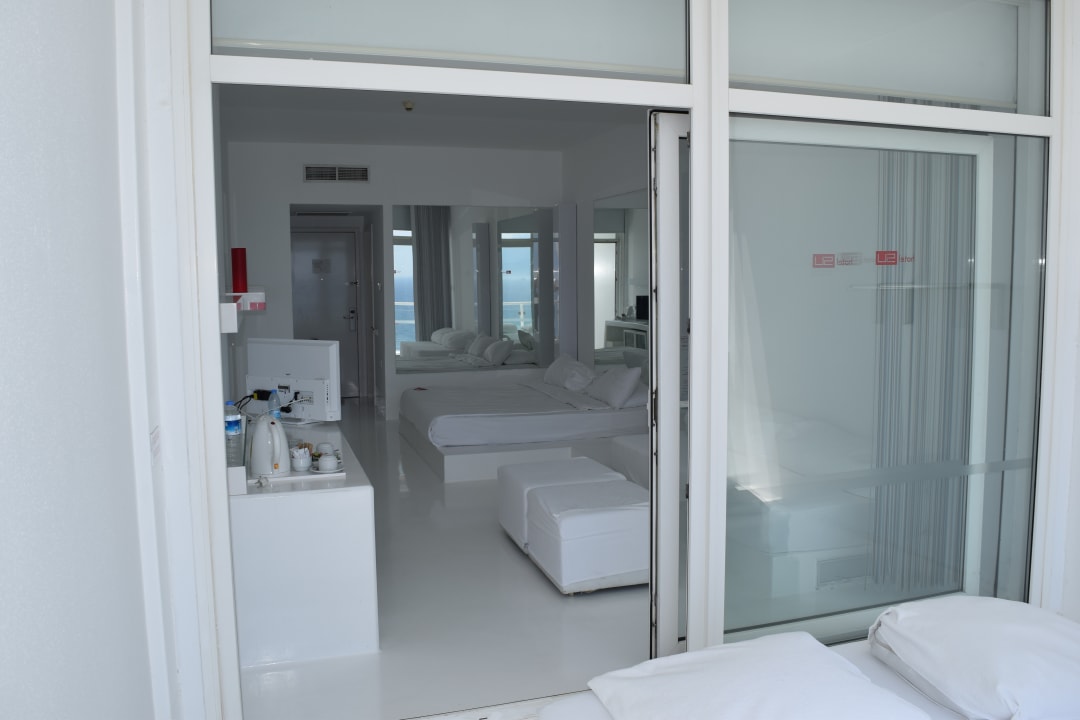 Blick vom Balkon ins Zimmer hinein Hotel SU & Aqualand