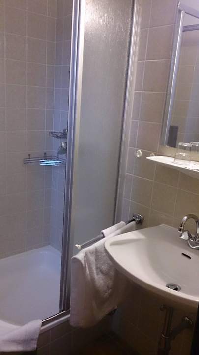 Bad mit Dusche und WC Hotel Haus Franziskus