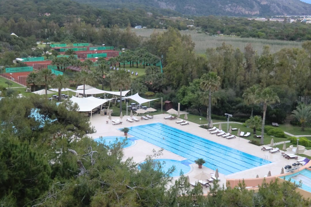 Vorne 25m Pool, hinten 8 Sand-Tennisplätze ROBINSON SARIGERME PARK