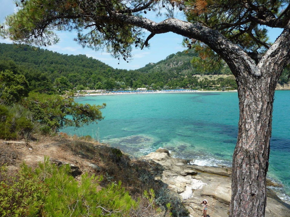 Hotelstrand von klöeiner Insel aus gesehen Hotel Makryammos Bungalows