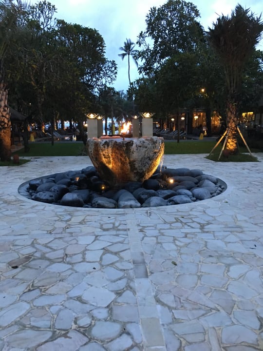 Platz vor dem Frühstücksbereich und Überlaufpool  Segara Village Hotel