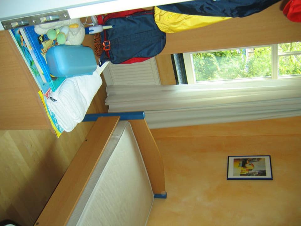 Kleines Schlafzimmer mit Blick zum Parkplatz Hotel Vier Jahreszeiten Kühlungsborn