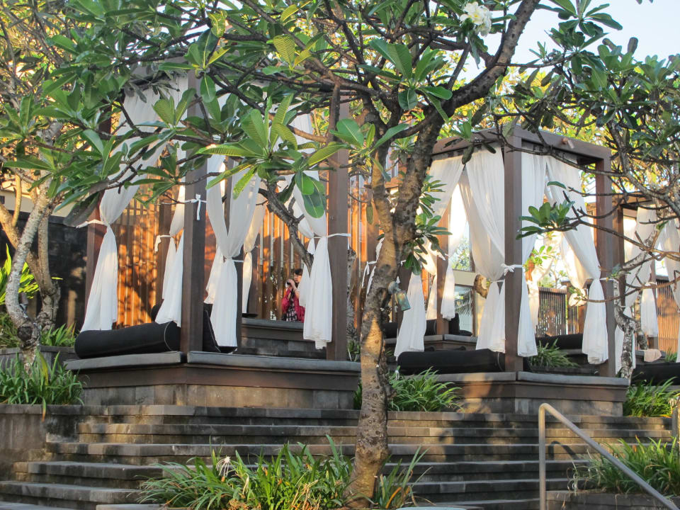 Sitzmöglichkeiten am Pool The St. Regis Bali Resort