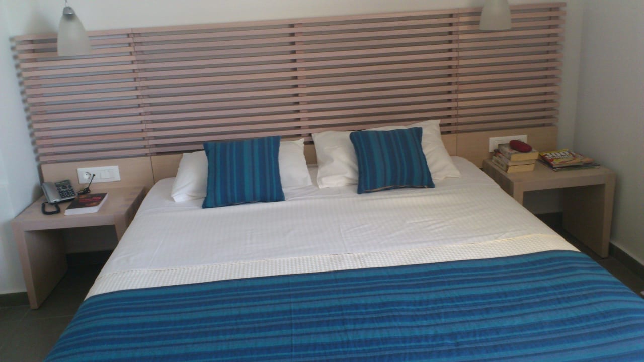 Sypialnia z super wygodnym łóżkiem Hotel Kakkos Bay