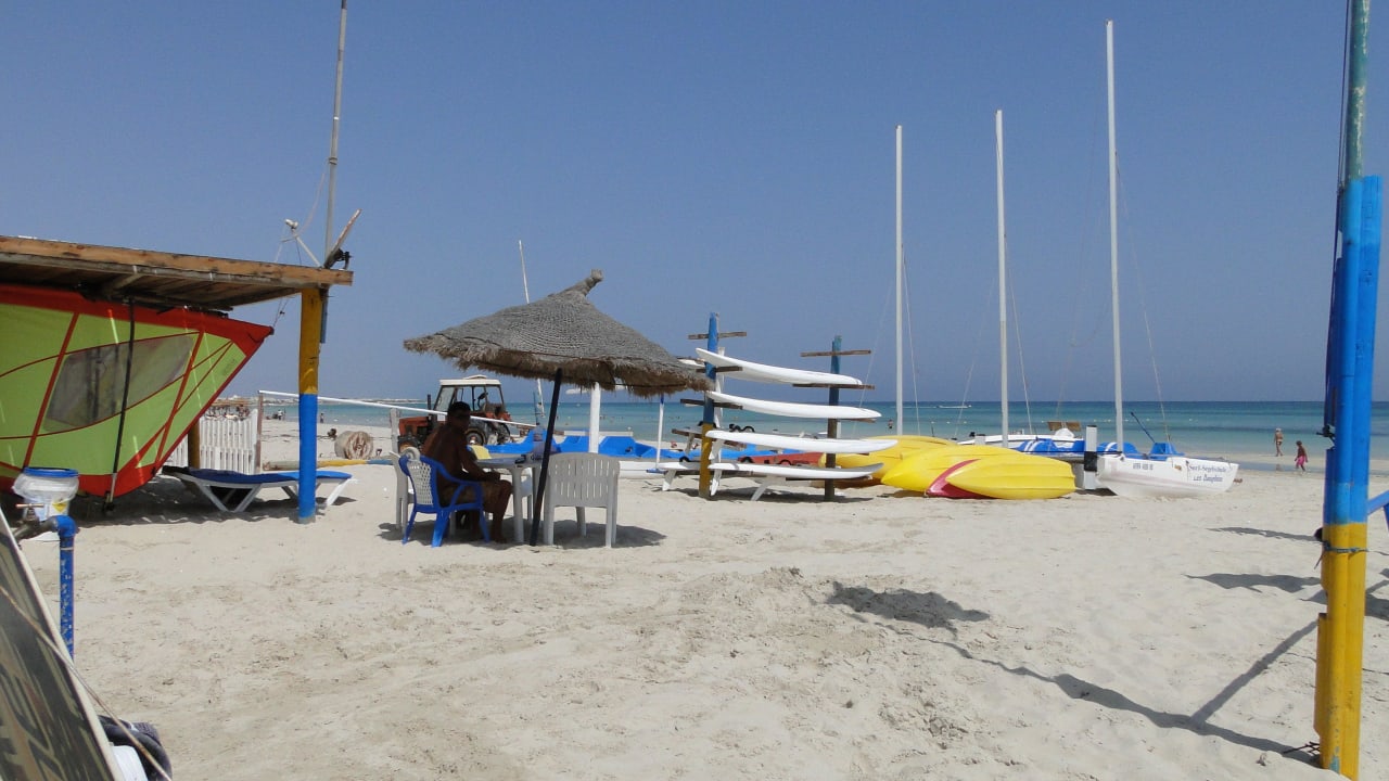 Windsurfschule Les Dauphins am Hotel Mehari-Strand Iberostar Waves Mehari Djerba