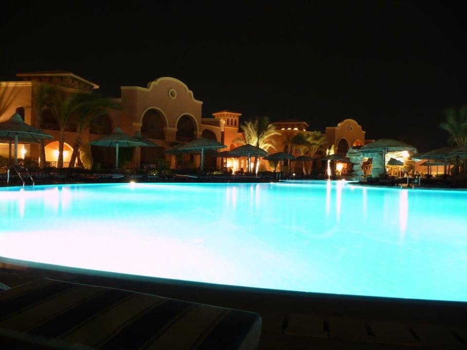 Bei Nacht Charmillion Gardens Aquapark