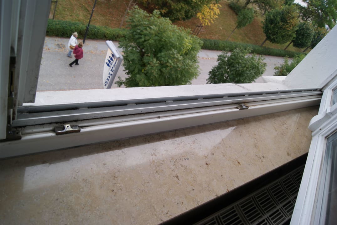 Schimmel am Fenster  Strandhotel Binz