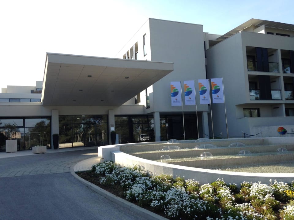 Haupteingang mit Auffahrt Hotel Parentium Plava Laguna