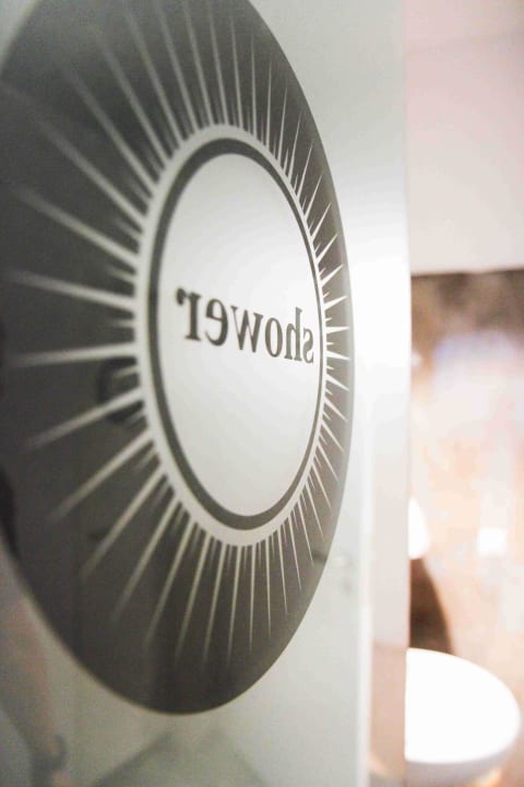 Hier lang zum Duschen Sunflower Hostel Berlin