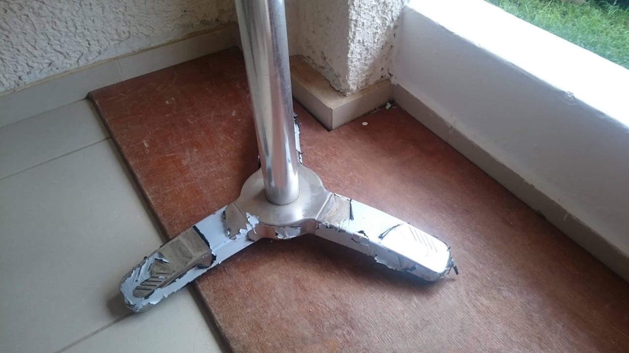 Abgenutzter Terrassentisch  Hotel Little Inn