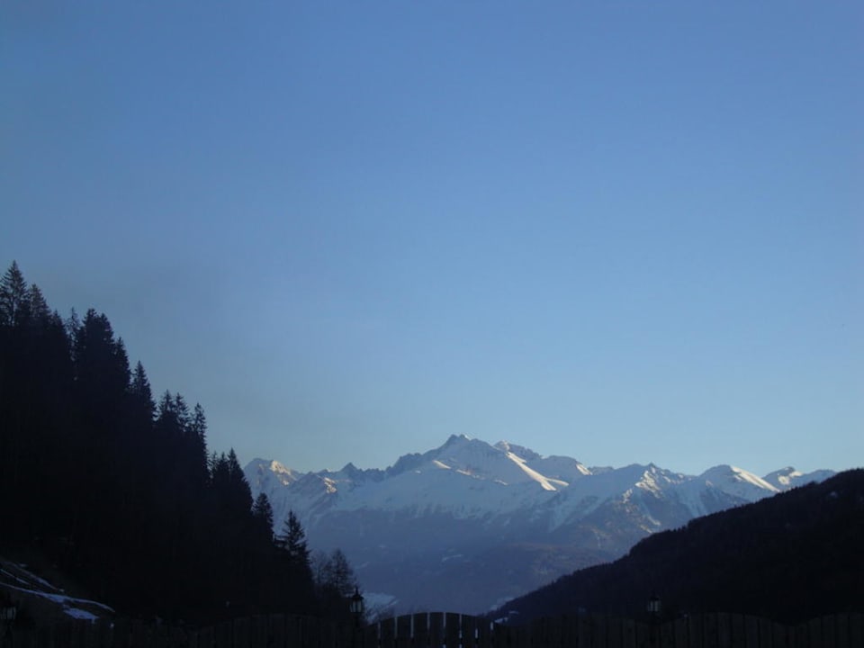 Aussicht von den Liegen neben dem Schwimmbad Berghotel Ratschings
