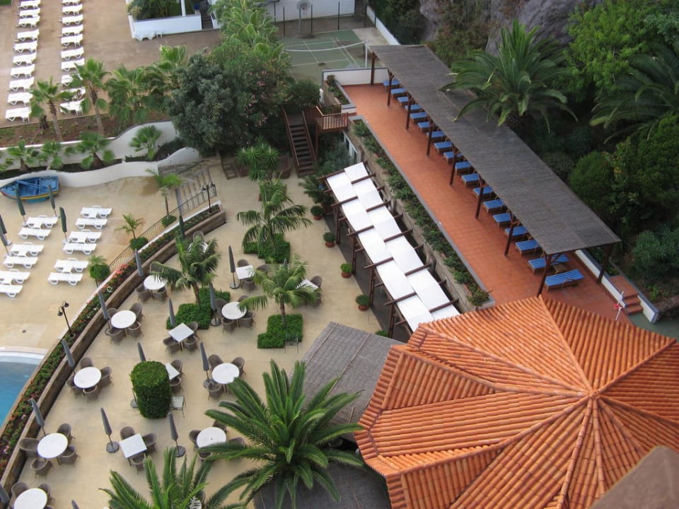 Ein schattiges Plätzchen über der Poolbar Hotel The Cliff Bay (PortoBay)