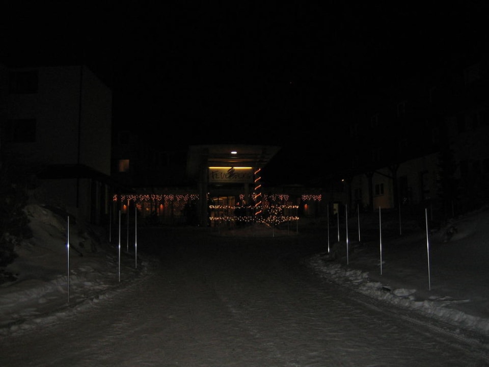 Eingang bei Nacht Mountain Resort Feuerberg