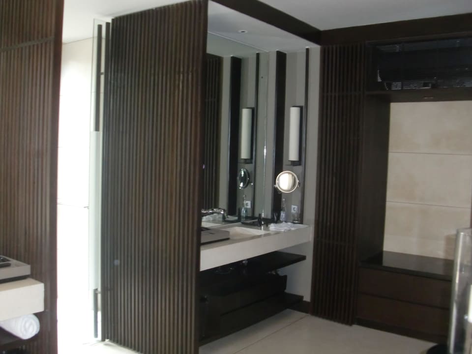 Hälfte des Badezimmers Soori Bali Hotel