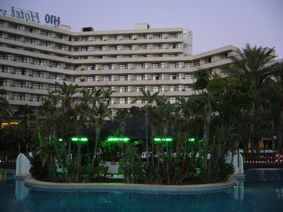 Blick vom Pool aufs Hotel Hotel H10 Conquistador