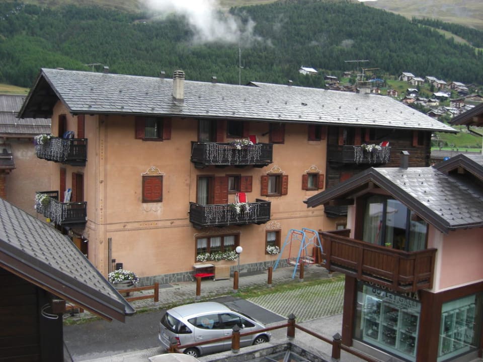 Aussicht auf das Nachbarhotel, vom Balkon aus Hotel Krone