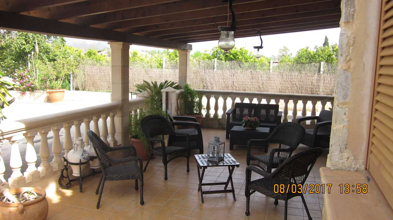 Terrasse mit Sofa, Sesseln, Tisch + Stühlen Finca Cas Pec