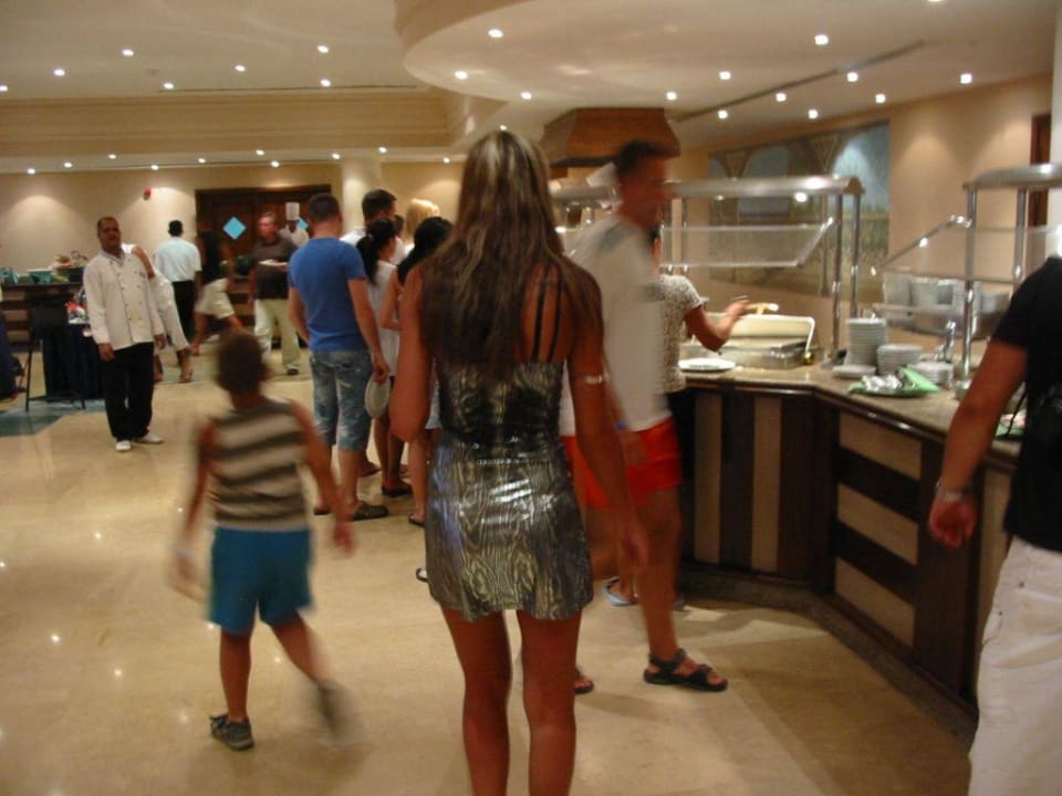 Lotniskowiec z daniami Pyramisa Beach Resort Sahl Hasheesh