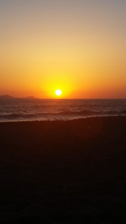 Sonnenaufgang am Strand Apollonia Beach Resort & Spa