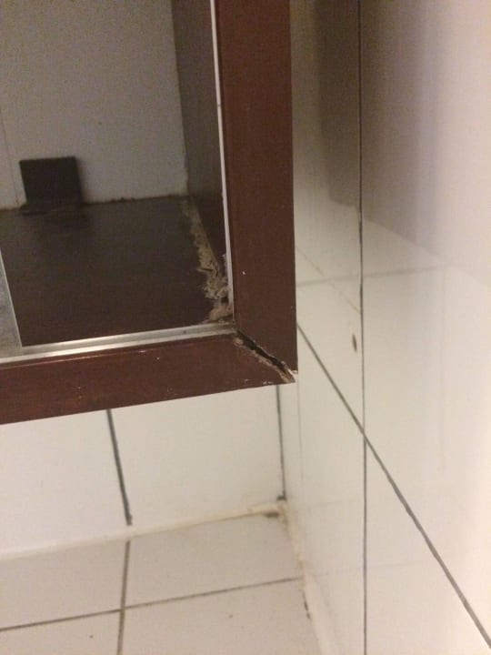 Badezimmer zerschlissener Badschrank Oz Hotels Incekum Beach