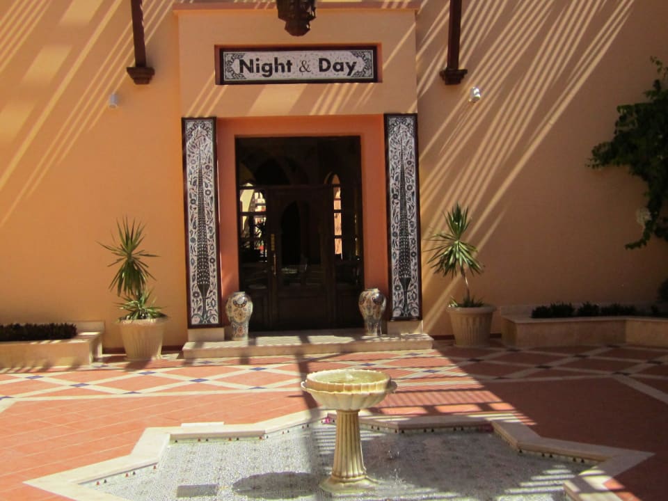 Hotel-Eingang Steigenberger Coraya Beach - Adults only