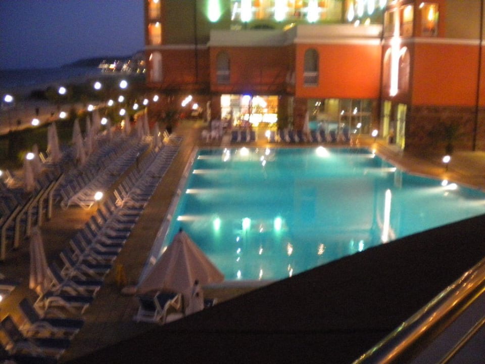 Pool bei Nacht Sol Luna Bay