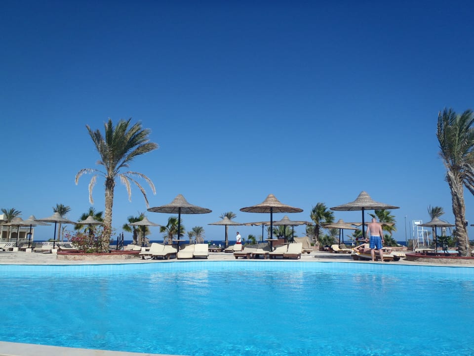 U bazénu Bliss Nada Beach Resort