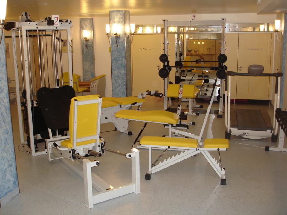 Fitnessflur; hinten Solarien, links Wellnessräume Raitelberg Resort