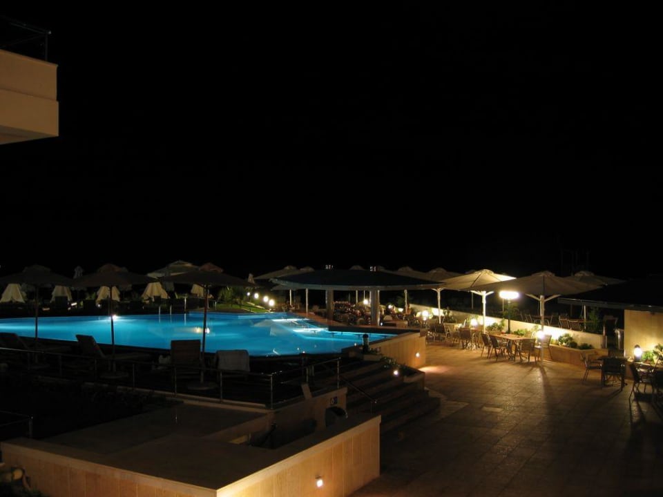 Poolbar bei Nacht Thalassa Beach Resort